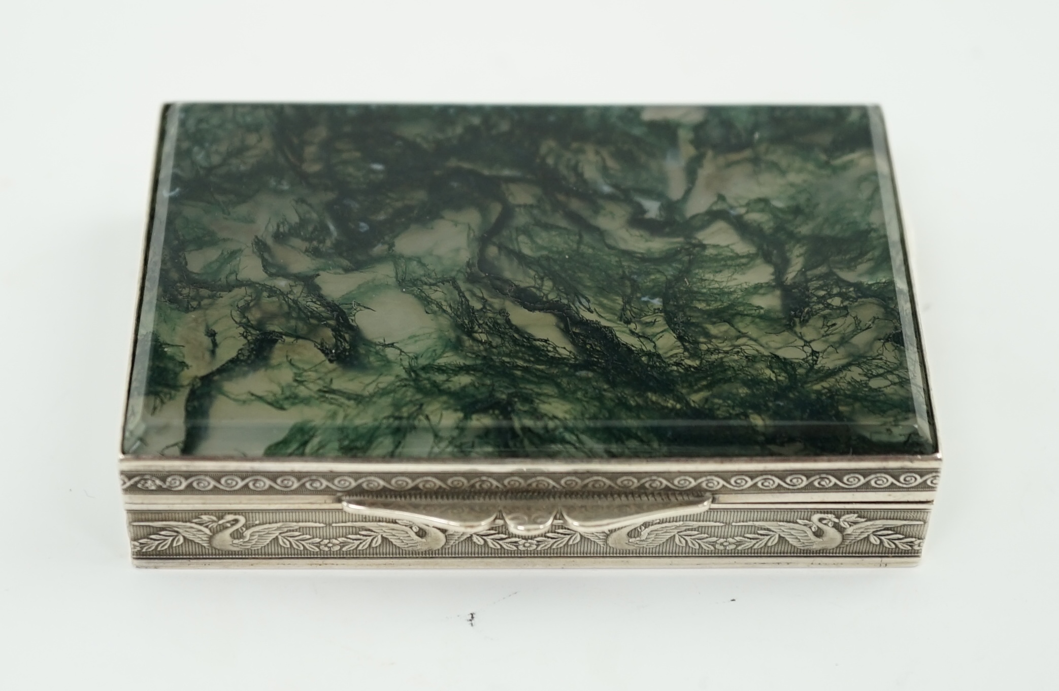 A late 19th/early 20th century Swiss? 935 standard silver snuff box, with moss agate inset cover